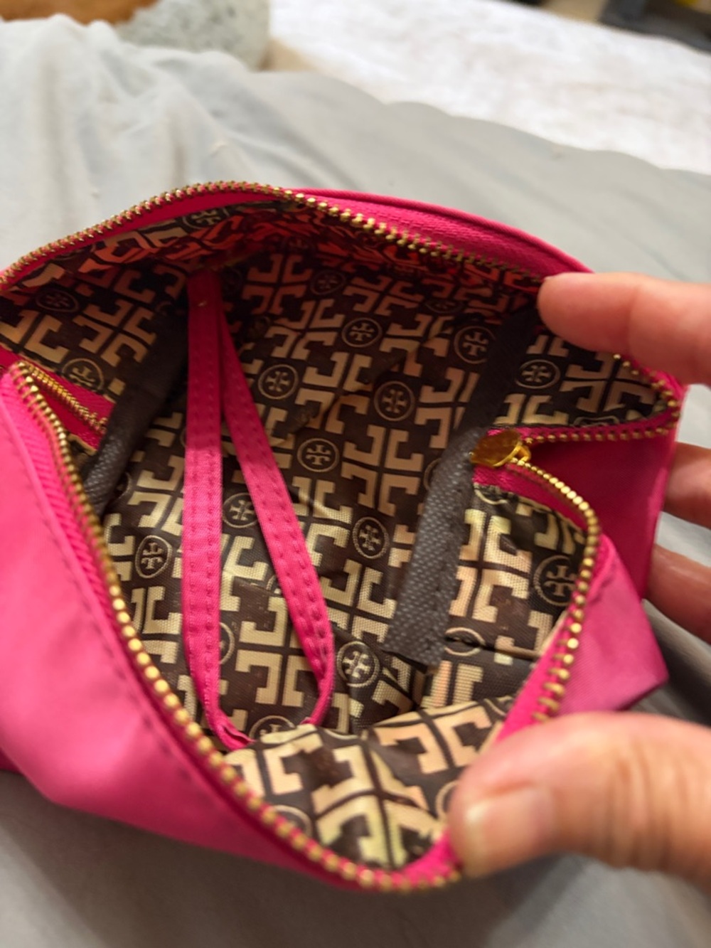 Hot Pink Nylon Cosmetic Pouch with Gold Logo Accent Unbranded
New - Picture 2 of 3